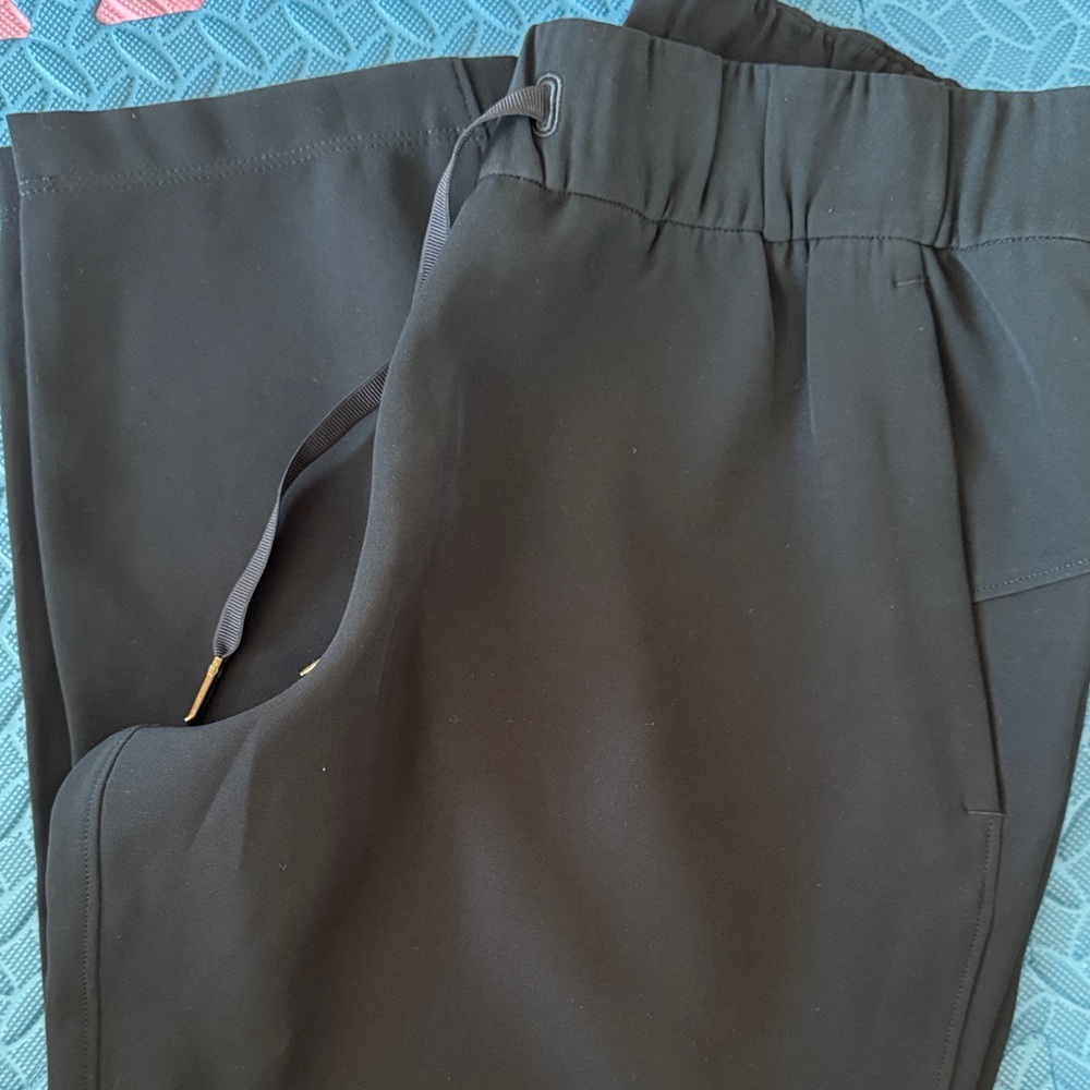 Lululemon Athletica ,On the  Fly Crop ,Size 6,new,Navy Blue